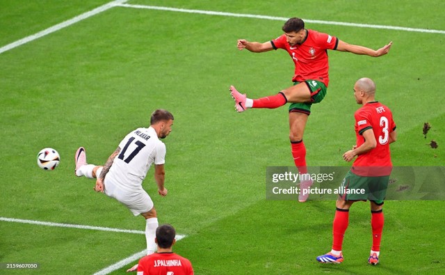 Ronaldo hỏng penalty, Bồ Đào Nha nhọc nhằn vượt qua Slovenia trong loạt đá 11m- Ảnh 13.