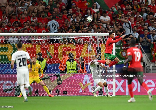 Ronaldo hỏng penalty, Bồ Đào Nha nhọc nhằn vượt qua Slovenia trong loạt đá 11m- Ảnh 14.