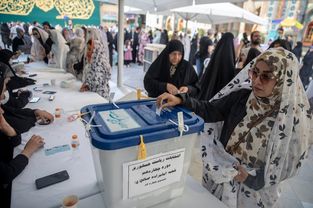 Bầu cử Tổng thống Iran: Biến số hiếm thấy trong lịch sử tái hiện kịch tính, lộ diện 2 "kỳ phùng địch thủ"- Ảnh 3.