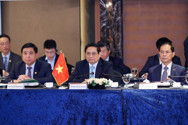 Thủ tướng khẳng định, Chính phủ Việt Nam cam kết luôn lắng nghe, đồng hành, hỗ trợ cũng như tạo mọi điều kiện thuận lợi để các nhà đầu tư nước ngoài. Ảnh: VGP