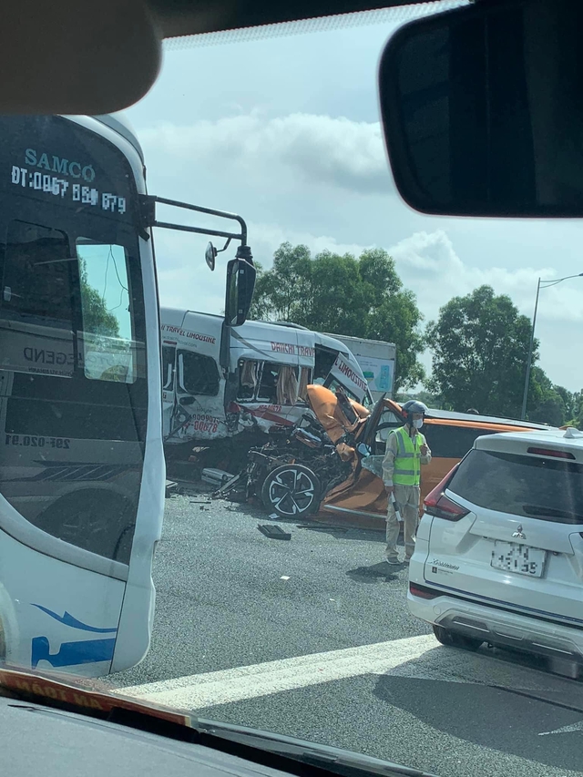 Ba ô tô tông liên hoàn trên cao tốc Hà Nội - Hải Phòng: 2 người chết, nhiều người bị văng xuống đường- Ảnh 2.