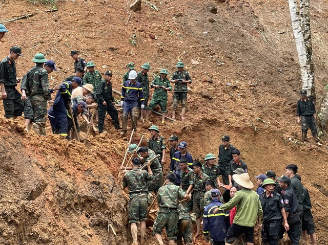 Vụ sạt lở đất ở Hà Giang: 11 người tử vong, 500 cán bộ, chiến sĩ công an, quân đội nỗ lực tìm kiếm- Ảnh 6.