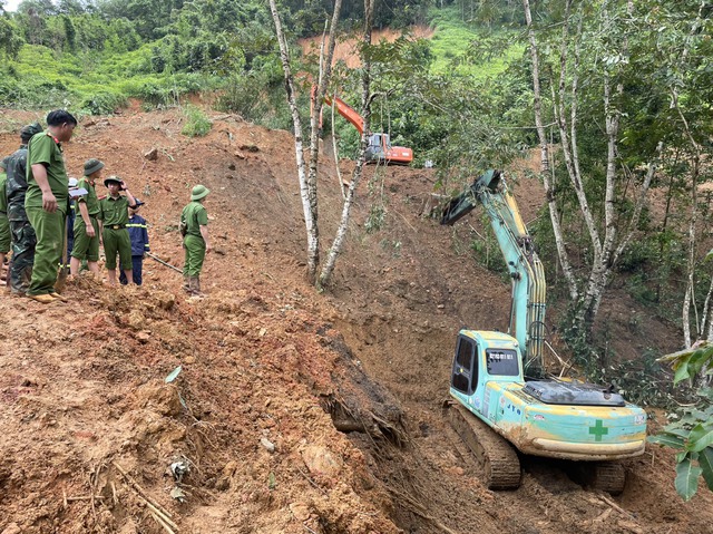 Vụ sạt lở đất ở Hà Giang: 11 người tử vong, 500 cán bộ, chiến sĩ công an, quân đội nỗ lực tìm kiếm- Ảnh 9.