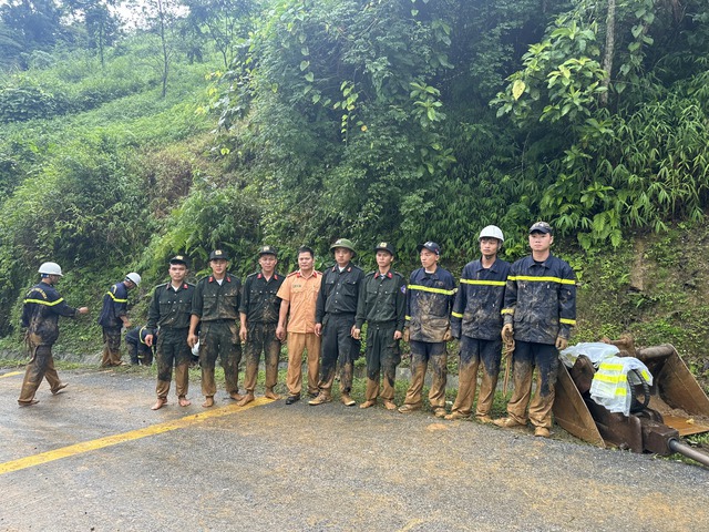 Vụ sạt lở đất ở Hà Giang: 11 người tử vong, 500 cán bộ, chiến sĩ công an, quân đội nỗ lực tìm kiếm- Ảnh 3.