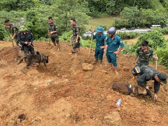 Vụ sạt lở đất ở Hà Giang: 11 người tử vong, 500 cán bộ, chiến sĩ công an, quân đội nỗ lực tìm kiếm- Ảnh 8.