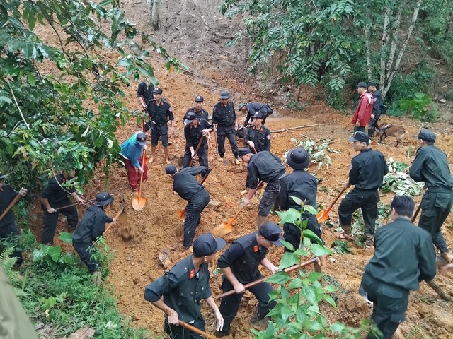 Vụ sạt lở đất ở Hà Giang: 11 người tử vong, 500 cán bộ, chiến sĩ công an, quân đội nỗ lực tìm kiếm- Ảnh 4.