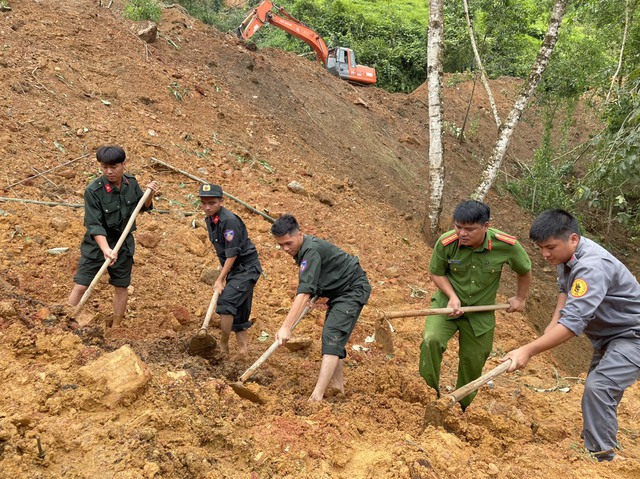 Vụ sạt lở đất ở Hà Giang: 11 người tử vong, 500 cán bộ, chiến sĩ công an, quân đội nỗ lực tìm kiếm- Ảnh 10.