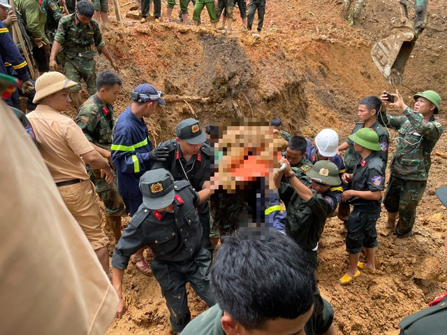 Vụ sạt lở đất ở Hà Giang: 11 người tử vong, 500 cán bộ, chiến sĩ công an, quân đội nỗ lực tìm kiếm- Ảnh 11.