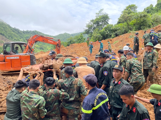 Vụ sạt lở đất ở Hà Giang: 11 người tử vong, 500 cán bộ, chiến sĩ công an, quân đội nỗ lực tìm kiếm- Ảnh 7.