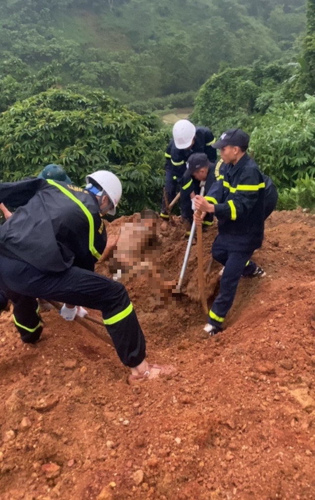 Vụ sạt lở đất ở Hà Giang: 11 người tử vong, 500 cán bộ, chiến sĩ công an, quân đội nỗ lực tìm kiếm- Ảnh 1.