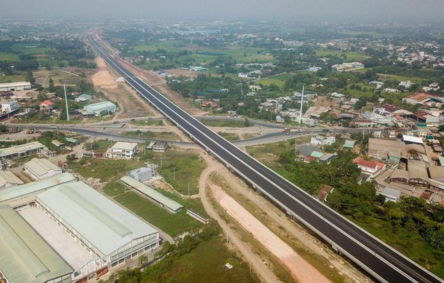 Đường cao tốc Bến Lức - Long Thành.