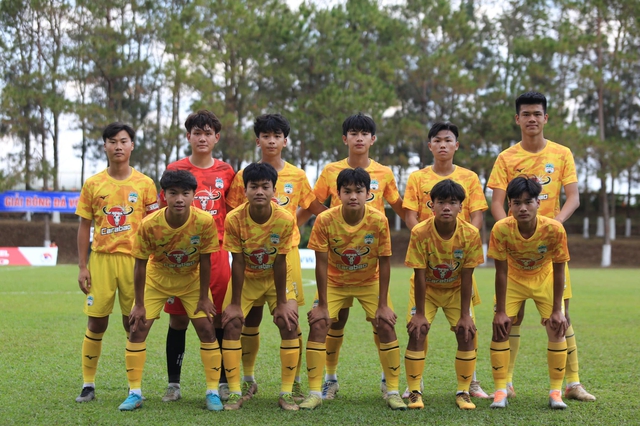 "Người khổng lồ" của U19 Việt Nam: Là hạt giống mới của bầu Đức, tài không đợi tuổi!- Ảnh 3.