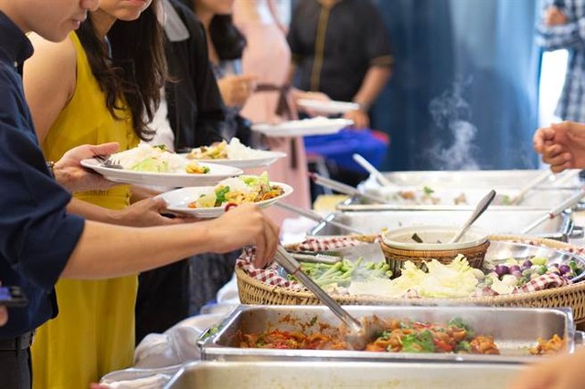 3 vị khách ăn chung nhau suất buffet 120 nghìn: Bị nhắc nhở không sửa sai còn trách ngược nhà hàng- Ảnh 2.