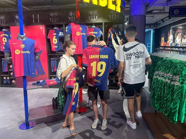 Nhà vô địch Euro 17 tuổi khiến Barcelona "dở khóc dở cười" chỉ vì 1 chữ cái- Ảnh 2.