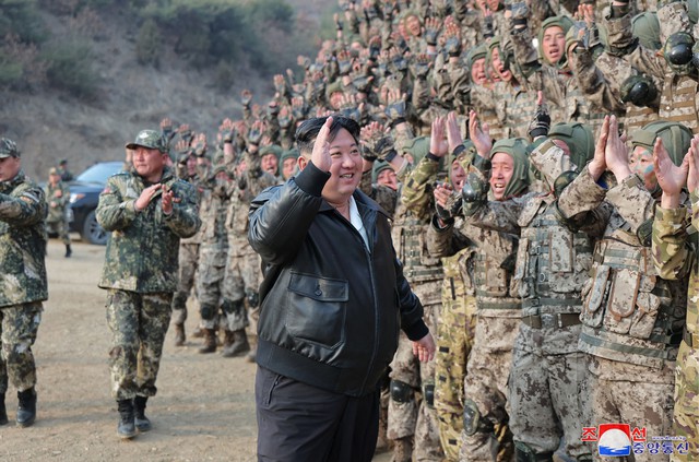 Tình báo Hàn Quốc: 2 vạn quân Triều Tiên tập hợp, sắp tới Ukraine - Lộ "quà quý" ông Putin tặng ông Kim- Ảnh 1.