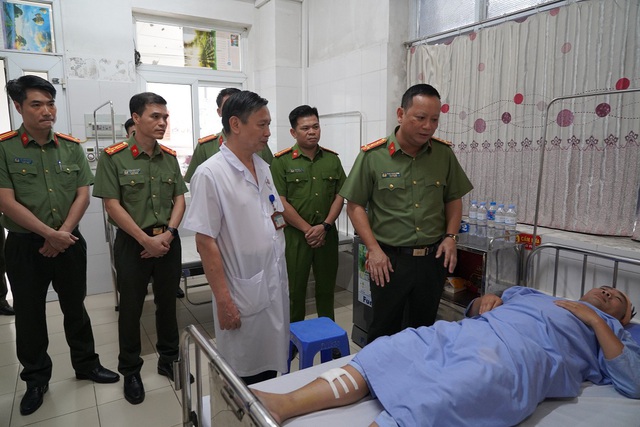 Đại tá Phạm Thanh Hùng, Phó Giám đốc CA Hà Nội thăm hỏi, động viên Đại úy Nguyễn Đức Dân - Ảnh: Công an Hà Nội
