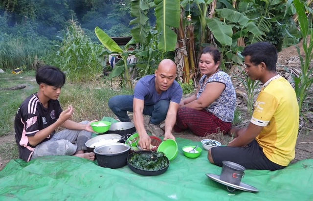 Tỏ tình kiểu độc lạ, mẹ đơn thân lấy được trai tân kém 16 tuổi, chỉ ăn cơm với lá đu đủ vẫn hạnh phúc- Ảnh 7.