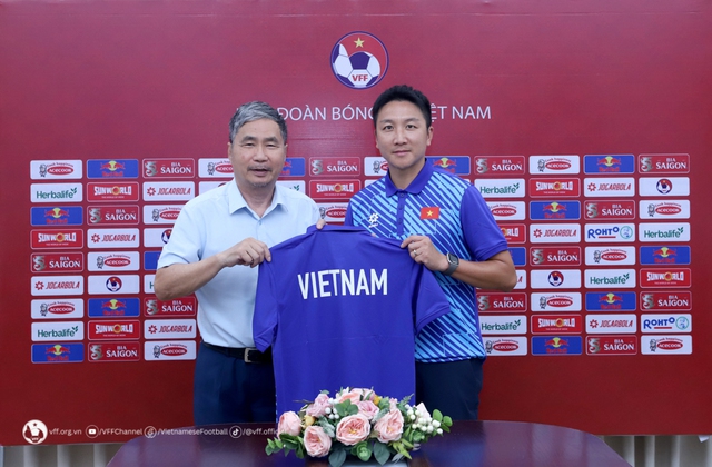 HLV Kim Sang-sik đón tin vui từ VFF, có thêm trợ lý chất lượng từ Hàn Quốc để tranh vô địch AFF Cup- Ảnh 1.