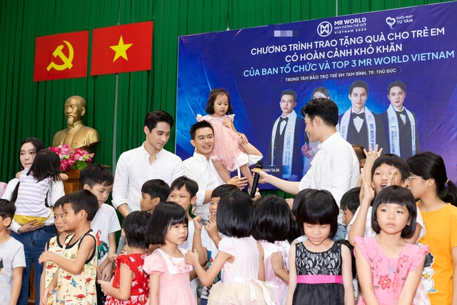 Nam vương, Á vương Mr World Vietnam 2024 mang trung thu sớm cho trẻ mồ côi- Ảnh 1.