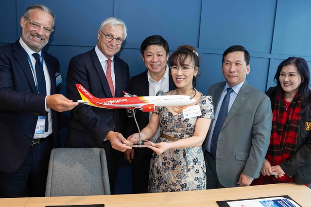 TS. Nguyễn Thị Phương Thảo, Chủ tịch HĐQT Vietjet và ông Christian Scherer, Tổng Giám đốc của Airbus cùng các lãnh đạo cấp cao hai bên chứng kiến Lễ ký kết hợp đồng đặt mua 20 máy bay thân rộng thế hệ mới A330neo. Ảnh: Chỉnh phủ.