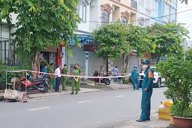 Công an đang lấy lời khai của nam thanh niên đâm 2 cô gái ở TP.HCM rồi nhảy lầu- Ảnh 1.