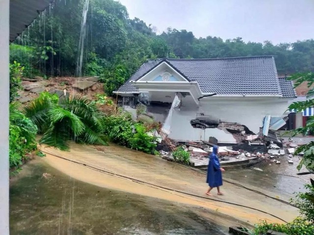 Biệt thự tiền tỷ ở Quốc Oai đổ sập, 7 người thoát chết nhờ phát hiện điểm bất thường- Ảnh 1.