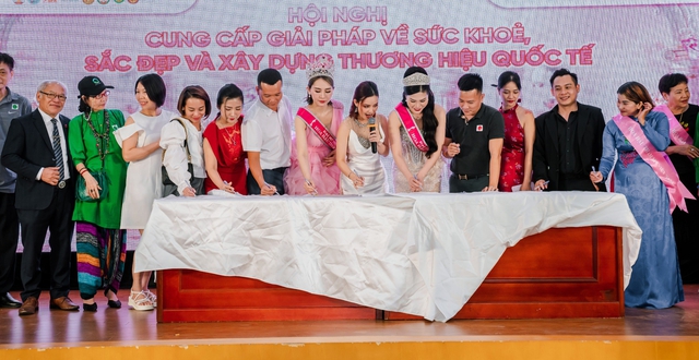 Miss Cosmetic Vietnam 2024 trao sash cho thí sinh và đại sứ phía Bắc- Ảnh 1.