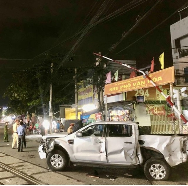 Nhân chứng vụ tai nạn tàu hỏa ở Đồng Nai: Bán tải xoay vòng đâm vào một người thu rác, tài xế bị hất tung- Ảnh 3.