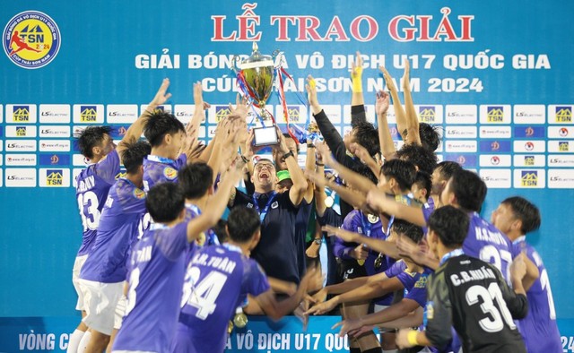 "Gà nòi" nhà bầu Hiển đứng trước hat-trick danh hiệu, bài học lớn cho bóng đá Việt Nam là đây chứ đâu!- Ảnh 1.