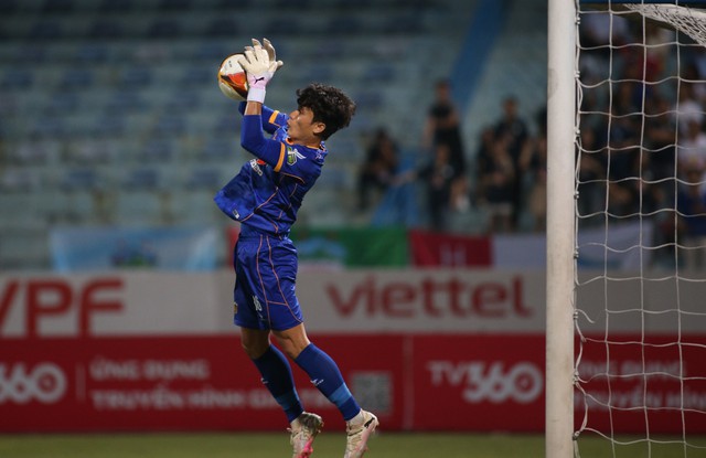 Bầu Đức mở két, thưởng Bùi Tiến Dũng hợp đồng tiền tỷ sau màn trụ hạng V.League nghẹt thở?- Ảnh 1.