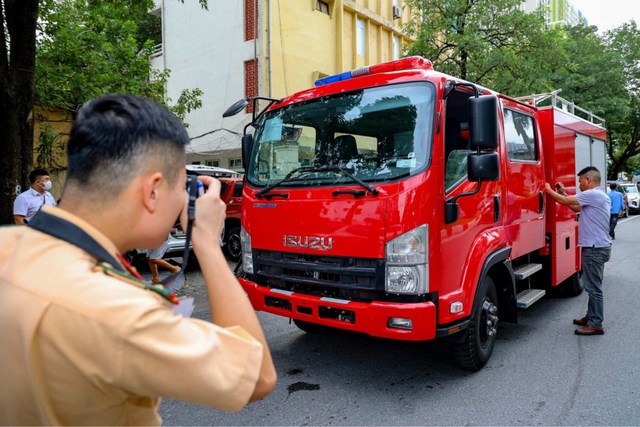 Từ hôm nay, người dân Hà Nội sẽ không mất thời gian xếp hàng đi đăng ký xe - Ảnh 3.