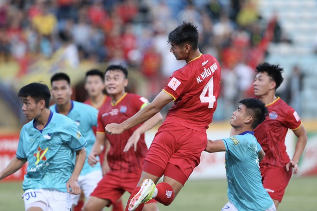 Nhà vô địch AFF Cup tỏa sáng, cứu đội nhà trụ lại V.League theo kịch bản bất ngờ- Ảnh 1.