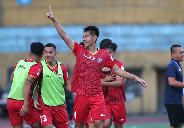 Nhà vô địch AFF Cup tỏa sáng, cứu đội nhà trụ lại V.League theo kịch bản bất ngờ- Ảnh 2.