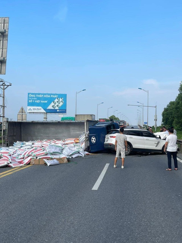 Tài xế tử vong trong vụ tai nạn trên cao tốc Nội Bài - Lào Cai là trưởng phòng cấp huyện ở Phú Thọ- Ảnh 1. Tài xế tử vong trong vụ tai nạn trên cao tốc Nội Bài - Lào Cai là trưởng phòng cấp huyện ở Phú Thọ- Ảnh 1.