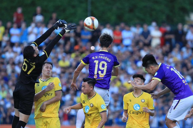 Văn Quyết đá hỏng luân lưu, CLB Hà Nội cay đắng nhìn đối thủ lên ngôi vô địch “siêu nghẹt thở”- Ảnh 3. Văn Quyết đá hỏng luân lưu, CLB Hà Nội cay đắng nhìn đối thủ lên ngôi vô địch “siêu nghẹt thở”- Ảnh 3.