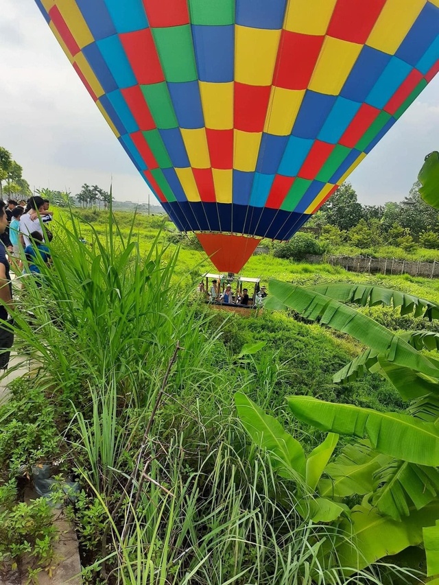 Thực hư thông tin khinh khí cầu có 9 người "rơi xuống ruộng" ở Hà Nội- Ảnh 1.