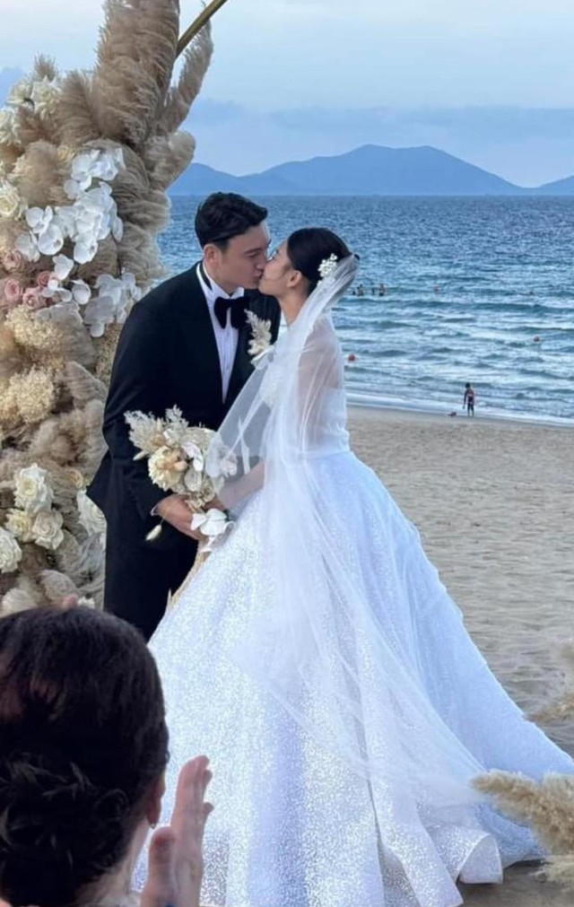 Thủ môn Đặng Văn Lâm cưới bạn gái Yến Xuân sau 6 năm hẹn hò, tình tứ "khóa môi" trong hôn lễ lãng mạn- Ảnh 1.