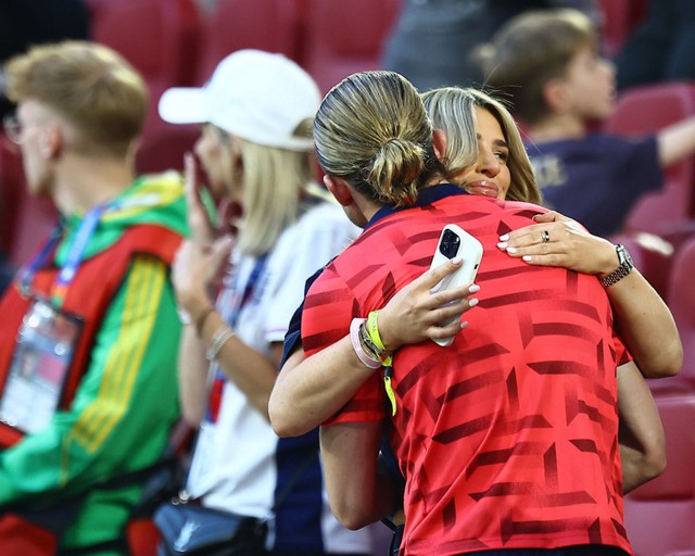 Dàn sao Anh quấn quýt bên WAGs sau loạt "đấu súng" cân não cùng Thụy Sĩ- Ảnh 2.