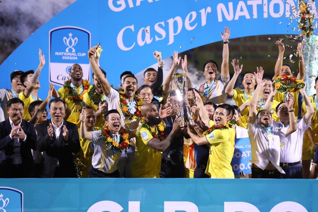 Văn Quyết tháo huy chương, buồn thẫn thờ khi đá hỏng 11m khiến CLB Hà Nội mất cúp- Ảnh 5. Văn Quyết tháo huy chương, buồn thẫn thờ khi đá hỏng 11m khiến CLB Hà Nội mất cúp- Ảnh 5.