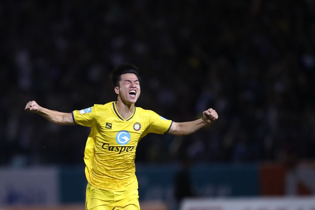 Văn Quyết tháo huy chương, buồn thẫn thờ khi đá hỏng 11m khiến CLB Hà Nội mất cúp- Ảnh 4. Văn Quyết tháo huy chương, buồn thẫn thờ khi đá hỏng 11m khiến CLB Hà Nội mất cúp- Ảnh 4.