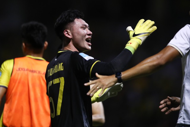 Hai ông bầu V.League nổi tiếng nắm chặt tay nhau, cùng nâng cúp sau trận thắng đội bầu Hiển- Ảnh 4.