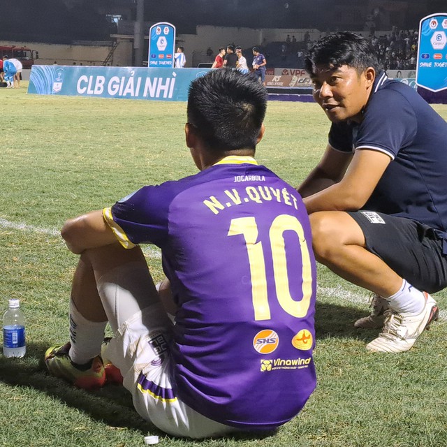 Văn Quyết tháo huy chương, buồn thẫn thờ khi đá hỏng 11m khiến CLB Hà Nội mất cúp- Ảnh 3. Văn Quyết tháo huy chương, buồn thẫn thờ khi đá hỏng 11m khiến CLB Hà Nội mất cúp- Ảnh 3.