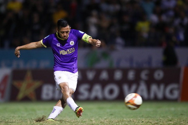 Văn Quyết tháo huy chương, buồn thẫn thờ khi đá hỏng 11m khiến CLB Hà Nội mất cúp- Ảnh 1. Văn Quyết tháo huy chương, buồn thẫn thờ khi đá hỏng 11m khiến CLB Hà Nội mất cúp- Ảnh 1.