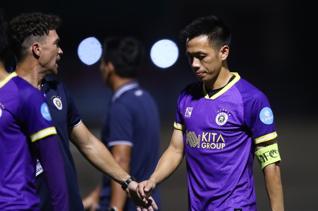 Văn Quyết tháo huy chương, buồn thẫn thờ khi đá hỏng 11m khiến CLB Hà Nội mất cúp- Ảnh 2. Văn Quyết tháo huy chương, buồn thẫn thờ khi đá hỏng 11m khiến CLB Hà Nội mất cúp- Ảnh 2.