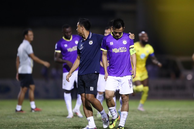 Hai ông bầu V.League nổi tiếng nắm chặt tay nhau, cùng nâng cúp sau trận thắng đội bầu Hiển- Ảnh 6.