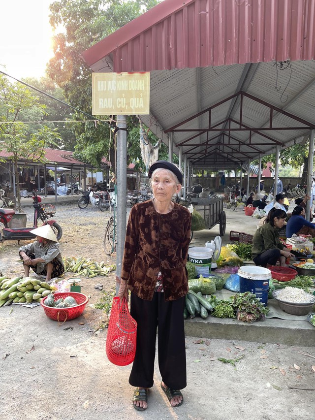 Cụ bà 99 tuổi ở Thanh Hóa vẫn thích cày ruộng, cứ vài hôm lại cuốc bộ qua tâm sự với em gái 90 tuổi- Ảnh 3.
