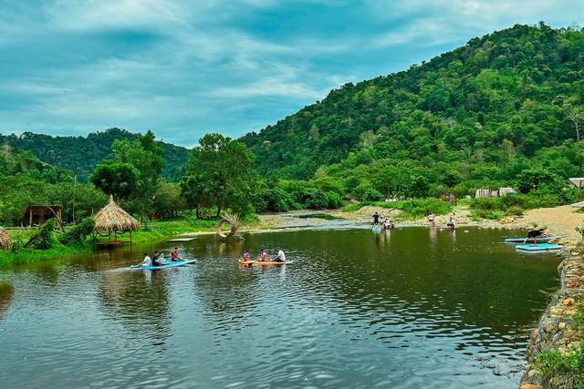 Phát hiện con suối bên thảo nguyên đẹp như nước ngoài: Cách TP.HCM chỉ vài giờ, cực thích hợp cho mùa hè- Ảnh 3.