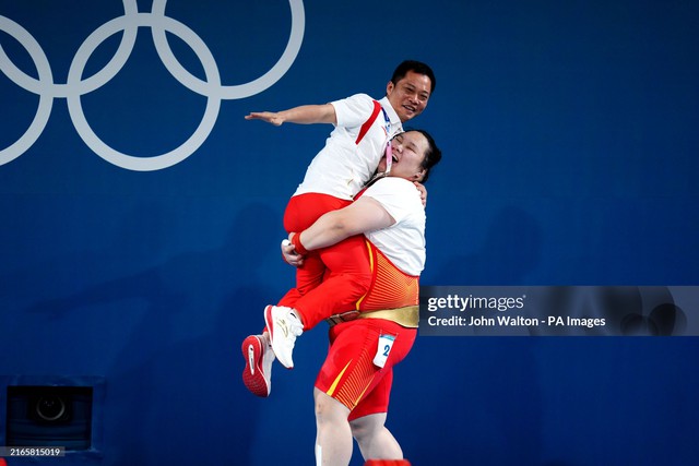 Vừa giành HCV Olympic, VĐV Trung Quốc có hành động với HLV khiến cả nhà thi đấu ngỡ ngàng- Ảnh 2.