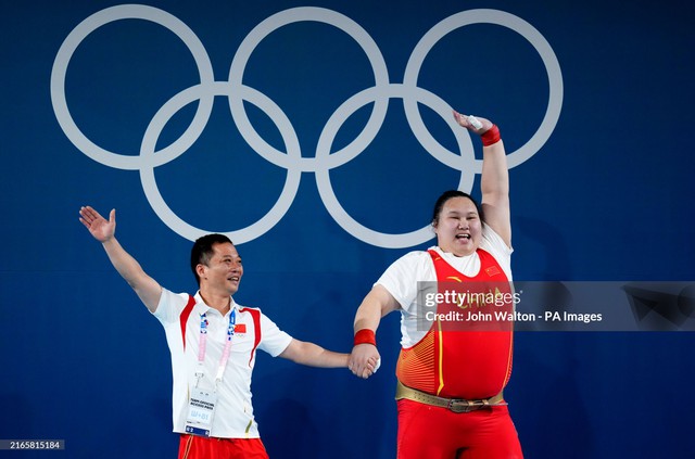 Vừa giành HCV Olympic, VĐV Trung Quốc có hành động với HLV khiến cả nhà thi đấu ngỡ ngàng- Ảnh 1.