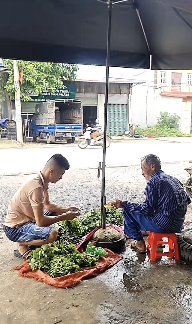 Thấy cụ ông run rẩy đội mưa bán rau, người đàn ông có hành động khiến triệu trái tim rung động- Ảnh 4.